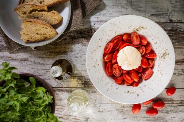Σαλάτα Ντοματίνια με Κατσικίσιο Τυρί