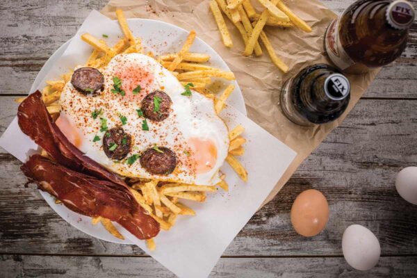 Πατάτες με Αυγά, Παστουρμά και Σουτζούκι