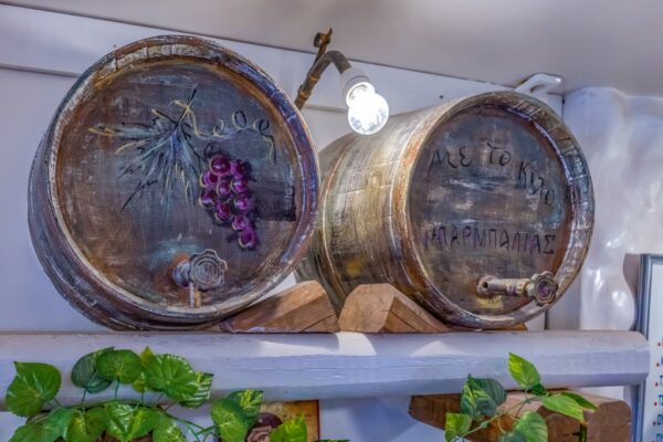 Κατάστημα Μπαρμπαλιάς Σαρωνίδα - βαρέλια κρασί